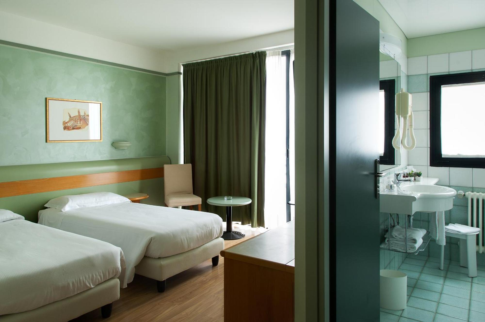 Twin Room Private Bathroom